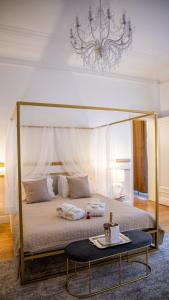 布鲁塞尔Hotel de Maître de Vaughan的一间卧室配有一张带桌子的天蓬床