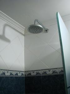 圣罗莎Departamento Rivadavia的浴室内配有淋浴和头顶淋浴