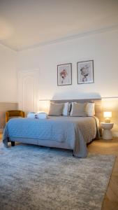 布鲁塞尔Hotel de Maître de Vaughan的一间卧室配有一张带蓝色毯子的大床