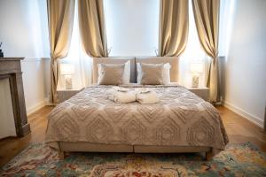 布鲁塞尔Hotel de Maître de Vaughan的一间卧室配有一张带两个枕头的床