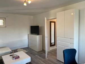 波恩Apartment Meditari Bonn-Muffendorf的小型客厅配有床和电视