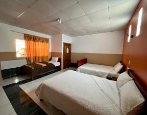 塔巴贝拉Hostal Alpachaca - New Quito Airport的酒店客房,设有两张床和一张沙发