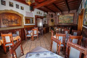 班斯卡-比斯特里察库利亚酒店的一间在房间内配有桌椅的餐厅