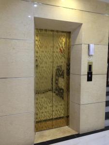 内排德拉贡机场酒店的建筑中一扇门,上面有画