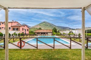 卢卡Tenuta San Giovanni Lucca的享有游泳池的景色,背景为山脉