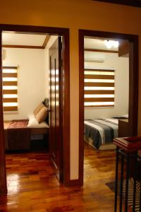 General TriasEagle Ridge Family Vacation House的客房设有带一张床和镜子的卧室