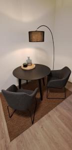 伊瑟隆Waldstadt-Apartments的客厅配有一张桌子和两把椅子
