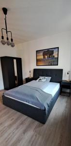伊瑟隆Waldstadt-Apartments的一间卧室配有一张带蓝色毯子的大床