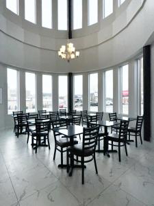 汉密尔顿Premier Inn & Suites - Downtown Hamilton的用餐室设有桌椅和窗户。