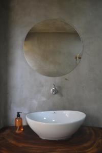巴卡拉尔Hakuna Matata Glamping的浴室设有白色水槽和镜子