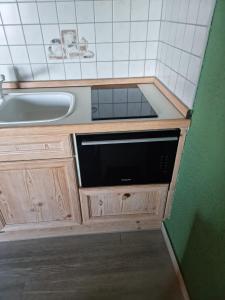 塞利斯贝格Appartement Seelewärmerli - Balsam für Ihre Seele的一间带水槽和浴缸的厨房