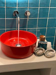 阿尔戈斯托利翁Julietta Suites的装有水龙头的红色碗