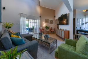 棕榈滩Villa Tamar的客厅配有两张沙发和一张桌子