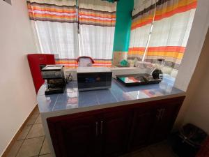 瓦哈卡市Hostal Mixteco Naba Nandoo的厨房配有带微波炉的台面