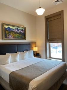 大瀑布城Historic Hotel Arvon的卧室配有一张大白色床和窗户