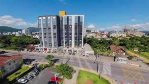 南雅拉瓜Saint Sebastian Flat 206 - Com Hidro! até 4 pessoas, Duplex, no centro的城市空中景观高楼