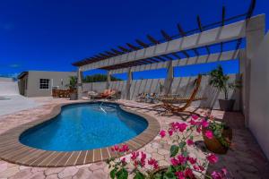 棕榈滩Villa Tamar的一个带凉亭的庭院内的游泳池