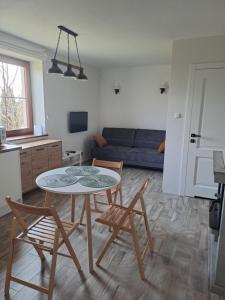 亨齐内Apartament w Chęcinach的客厅配有桌椅和沙发