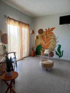 SiguatepequeHotel y Plaza JMI的客厅配有椅子和墙上的植物