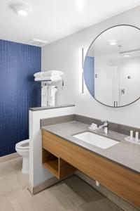 圣地亚哥Fairfield Inn & Suites by Marriott San Diego Pacific Beach的一间带水槽和镜子的浴室