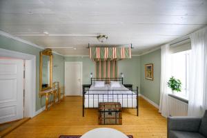 克里斯蒂娜港欧姆普拉斯加德宾馆的卧室中间设有一张床