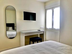 希洪SUITE PLAYA GIJON CENTRO, apartamento nuevo, 5 huéspedes VUT-3622-AS的一间卧室配有一张床、镜子和一张书桌