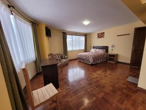 拉巴斯Hotel Nuevo Sol的一间卧室配有一张床,铺有木地板