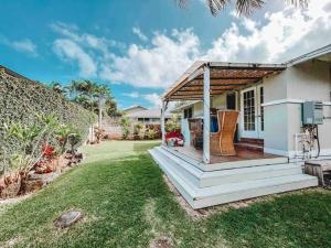 凯卢阿____Cute Plantation House in Kailua with AC!!_____的一个带木甲板门廊的房子