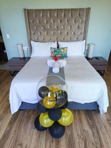 Umhlanga RidgeEkuthuleni Modern Christian Guesthouse with seaview的一张床上放着一大堆气球的床