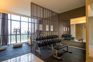 Kampong MortenAmanjiwa 99R的健身房设有许多健身器材和大窗户
