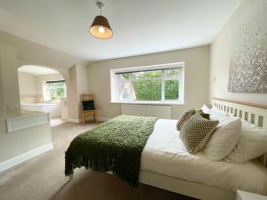 RudryBig House in countryside near Cardiff的一间卧室设有一张大床和一个窗户。