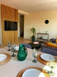 希洪SUITE PLAYA GIJON CENTRO, apartamento nuevo, 5 huéspedes VUT-3622-AS的上面有绿花瓶的桌子