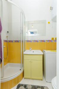 格罗霍特House Mladen的一间带水槽、淋浴和卫生间的浴室