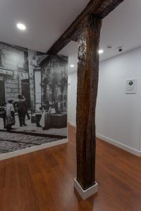 毕尔巴鄂Casual Mardones的博物馆展品,在房间内有大型木梁