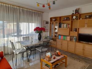 RiveroCasa Pili的客厅配有桌椅和电视。