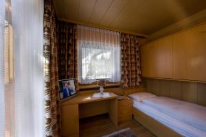 科尔福索埃里卡旅馆的一间小卧室,配有床和窗户