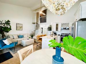 彭萨科拉海滩Gulf Front Penthouse Condo的厨房以及带桌椅的起居室。