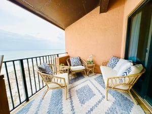 彭萨科拉海滩Gulf Front Penthouse Condo的阳台配有椅子,享有海景。