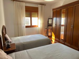 Pesquera de DueroEL COTARRO DE PESQUERA的酒店客房设有两张床和窗户。
