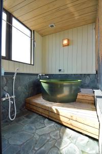 东京加优酒店的浴室配有绿色浴缸和水槽