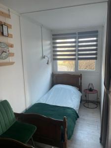 DunaszekcsőHet Hongaarse Vissershuisje的一间小卧室,配有床和窗户