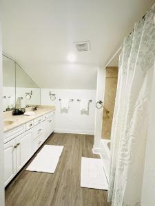 彭萨科拉海滩Gulf Front Penthouse Condo的一间带水槽和淋浴的浴室