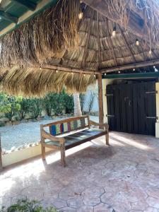 棕榈滩蛋白石之家酒店的天井上草伞下的木凳
