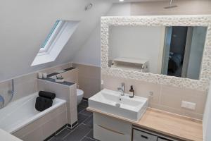 埃斯洛黑Modernes 3-Zimmer Loft Eslohe Hennesee 5 min的一间带水槽、卫生间和镜子的浴室