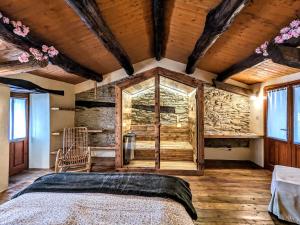 PaesanaCasa Nenella的一间带一张床的卧室,位于带木制天花板的房间内