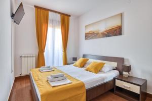 赫尔采格诺维Garni Hotel Milica的一间卧室配有一张带黄色毯子的大床