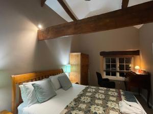 Ilchester诺斯欧瓦庄园酒店的一间卧室配有一张床和一张书桌