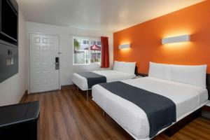卡宾特里拉圣巴巴拉市6号汽车旅馆 - 卡宾特利亚南部的酒店客房设有两张床和窗户。