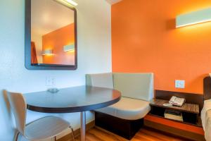 棕榈泉棕榈泉市区速6汽车旅馆的小房间设有桌子和镜子
