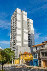 圣保罗House of Charlie Vila Mariana的前面有一座黄色房子的高楼